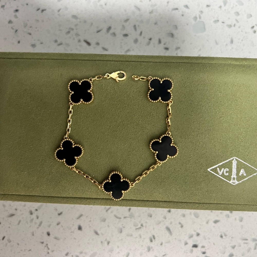 SOLD ❌❌❌❌❌ Authentic Van Cleef & Arpels Vintage 5-motif Alhambra bracelet